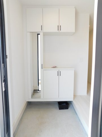 愛西市須依町大正の新築一戸建の玄関|◇玄関収納◇　　履物がしっかり収納できるミラー付きシューズ収納！