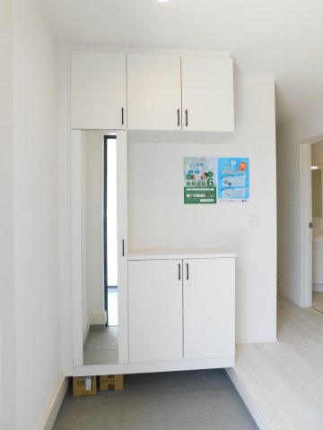 愛西市須依町大正の新築一戸建の玄関|◇玄関収納◇　　履物がしっかり収納できるミラー付きシューズ収納！