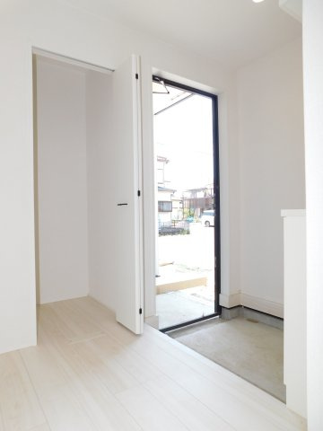 愛西市須依町大正の新築一戸建の収納|◇ホール収納◇　　玄関横でアウトドア用品や遊具などの収納に便利です♪