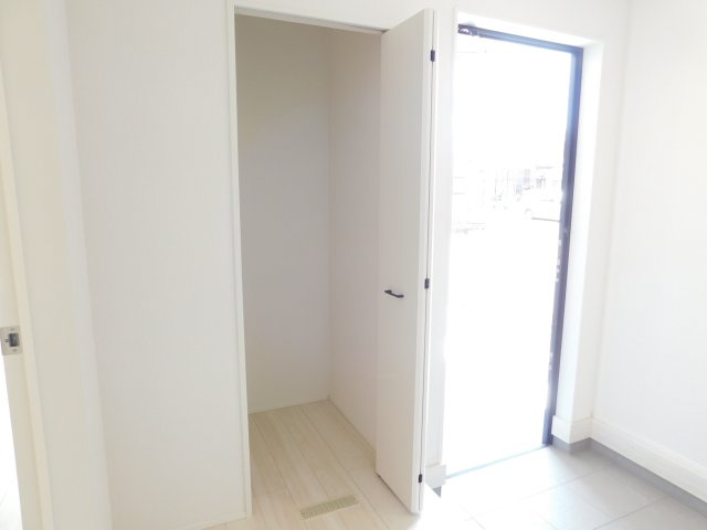 愛西市須依町大正の新築一戸建の玄関|◇ホール収納◇　　玄関横でアウトドア用品や遊具などの収納に便利です♪