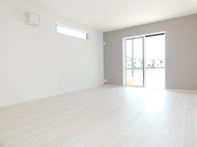 愛西市須依町大正の新築一戸建の居間・リビング|◇リビング◇　　南面で明るいリビング１６．０帖　リビング収納完備！