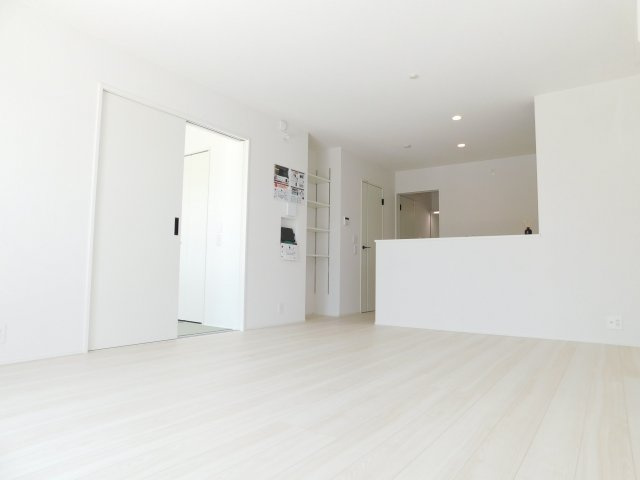 愛西市須依町大正の新築一戸建の居間・リビング|◇リビング◇　　南面で明るいリビング１６．０帖　リビング収納完備！
