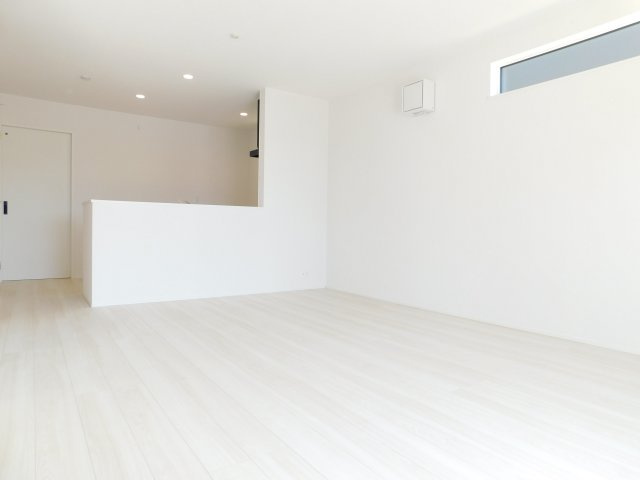 愛西市須依町大正の新築一戸建の居間・リビング|◇リビング◇　　南面で明るいリビング１６．０帖　リビングの様子が見渡せる対面キッチン♪