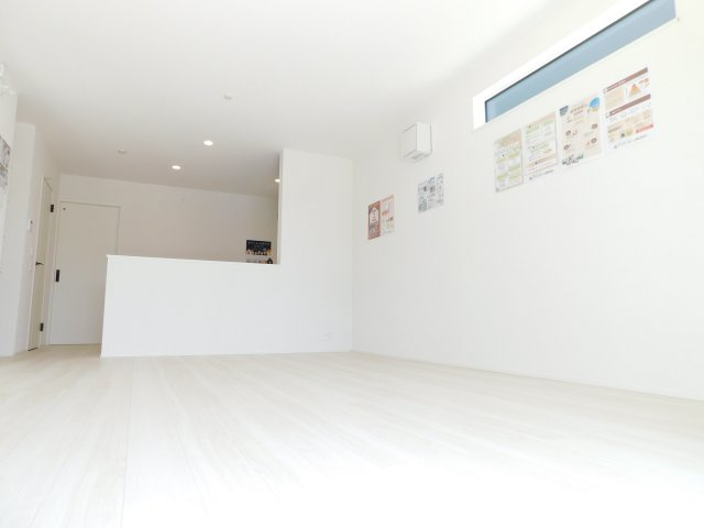 愛西市須依町大正の新築一戸建の居間・リビング|◇リビング◇　　南面で明るいリビング１６．０帖　リビングの様子が見渡せる対面キッチン♪