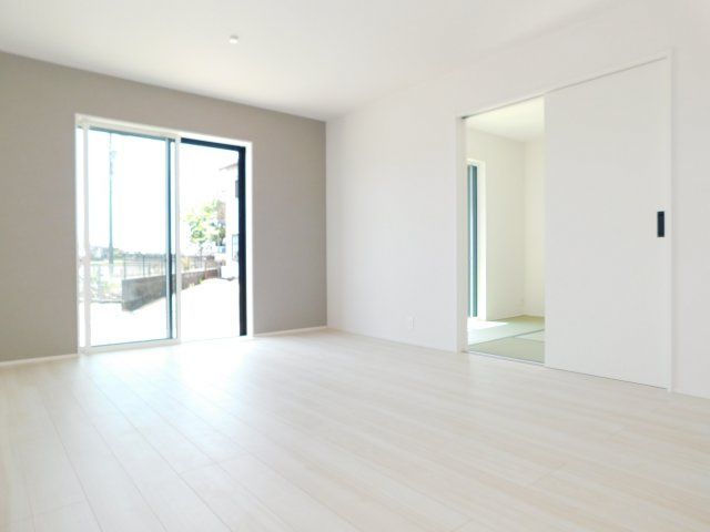 愛西市須依町大正の新築一戸建の居間・リビング|◇リビング◇　　南面で明るいリビング１６．０帖　和室と続き間で２０．５帖の広々空間になります♪