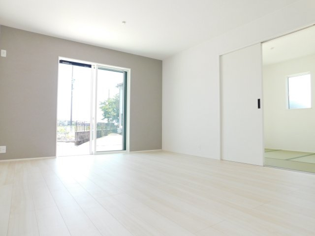 愛西市須依町大正の新築一戸建の居間・リビング|◇リビング◇　　南面で明るいリビング１６．０帖　和室と続き間で２０．５帖の広々空間になります♪