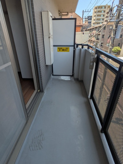 しっかりした造りのマンション玄関です