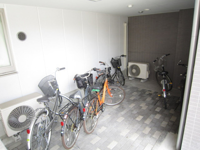 屋根有りの自転車置き場