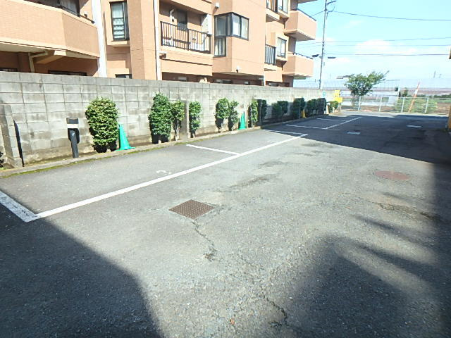 ★敷地内駐車場★（空き状況・使用料等詳細はご確認下さい）