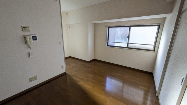 大きな窓から入る自然光が明るいお部屋☆