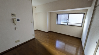 大きな窓から入る自然光が明るいお部屋☆