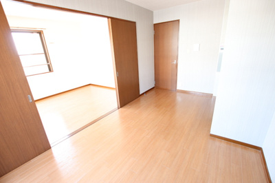 ＤＫと洋室を繋げると１３．４帖の広さになります