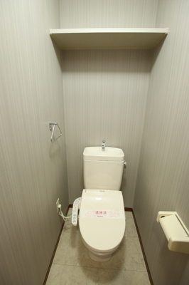 洗浄、暖房機能付きのトイレは上部に棚付きです