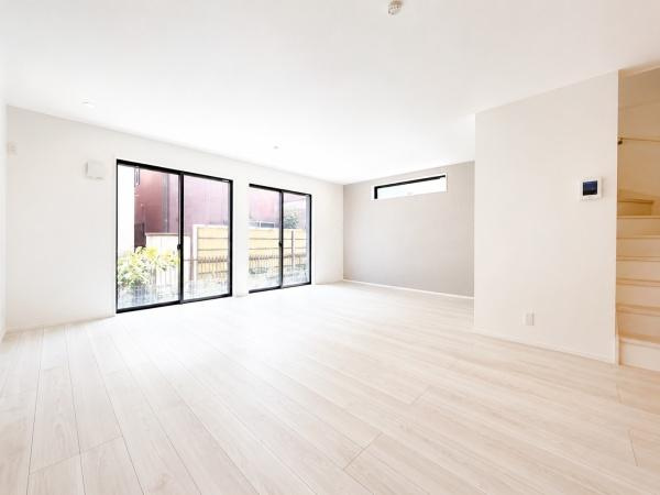 横浜市中区寺久保の新築一戸建の居間・リビング|自慢したくなるリビング！
形も良く家具の配置にも困りません。