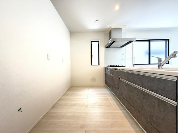 横浜市中区寺久保の新築一戸建のキッチン|広々としたキッチンは、
落ち着いて料理が出来ます！