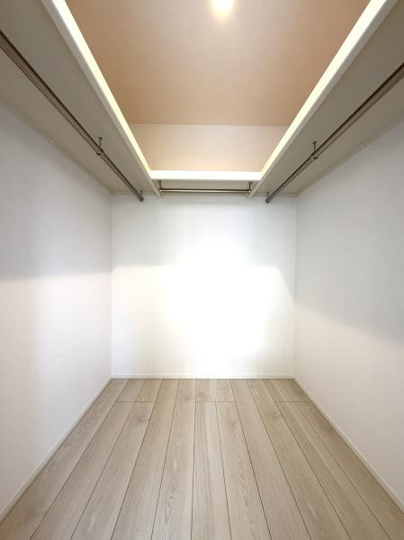 横浜市中区寺久保の新築一戸建の収納|WICでお部屋もスッキリと利用できます！
洋服以外にも収納できるのは嬉しいポイント！