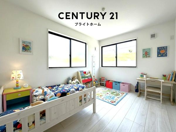 横浜市中区寺久保の新築一戸建の洋室|窓からの光が嬉しい洋室です。
収納もあり、荷物が多い方にも安心です♪
※家具等はCGでの参考レイアウトです。