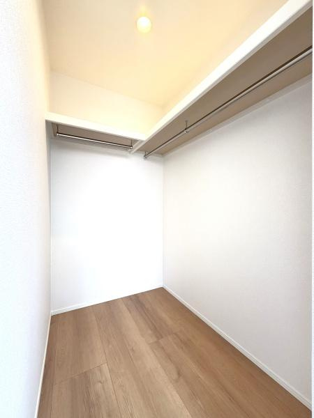 横浜市中区寺久保の新築一戸建の収納|WICでお部屋もスッキリと利用できます！
洋服以外にも収納できるのは嬉しいポイント！