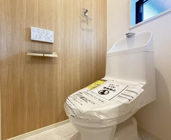 横浜市中区寺久保の新築一戸建のトイレ|清潔感のある内装のすっきりとしたデザインのトイレです。
水周りが綺麗だと安心ですね。

