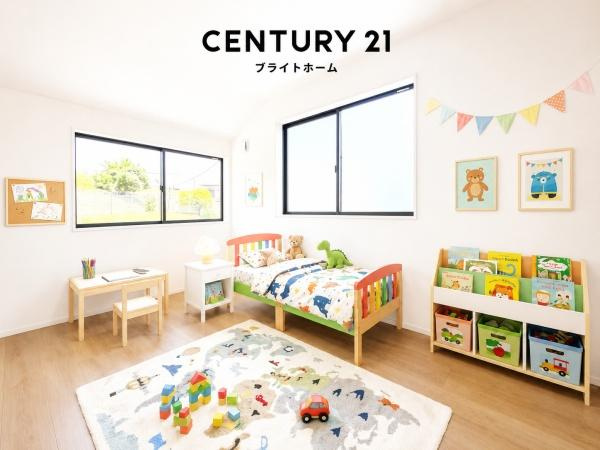 横浜市中区寺久保の新築一戸建の洋室|窓からの光が嬉しい洋室です。
収納もあり、荷物が多い方にも安心です♪
※家具等はCGでの参考レイアウトです。