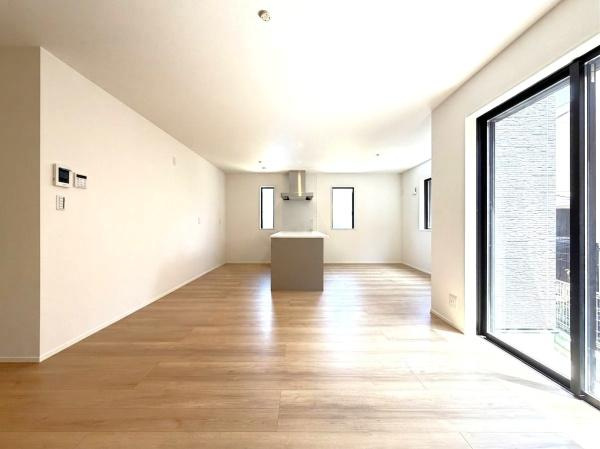 横浜市中区寺久保の新築一戸建の居間・リビング|自慢したくなるリビング！
形も良く家具の配置にも困りません。