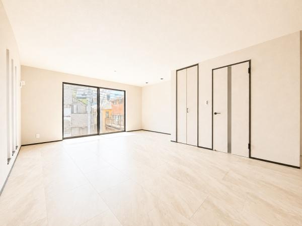 横浜市中区本牧緑ケ丘の新築一戸建の居間・リビング|家族が自然と集まるリビングは
落ち着きのある空間です♪