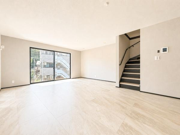 横浜市中区本牧緑ケ丘の新築一戸建の居間・リビング|窓からは明るい光が差し込みます！
電気をつけなくても明るいです。