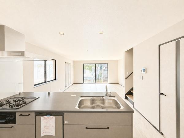 横浜市中区本牧緑ケ丘の新築一戸建の居間・リビング|対面式のキッチンはお料理中でも家族とのお話も弾みます。
