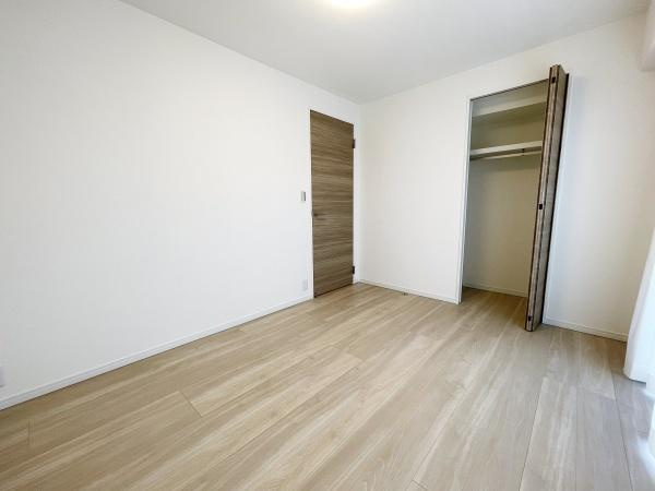 上用賀スカイマンションの洋室|白とナチュラルの落ち着いたカラーセレクトです