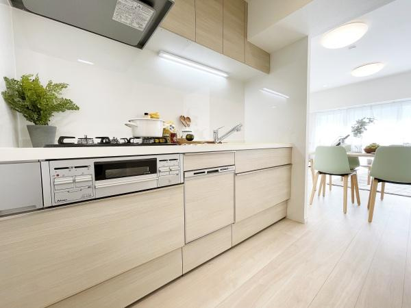 上用賀スカイマンションのキッチン|キッチンスペースは広々しており、調理の効率が上がる３口コンロに、食洗器もついており、家事もはかどります