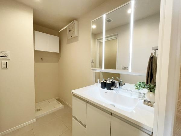 上用賀スカイマンションの独立洗面台|十分な大きさの洗面台は収納力大。身だしなみチェックや歯磨きなど、朝の慌ただしい時間でも余裕とゆとりを感じられます