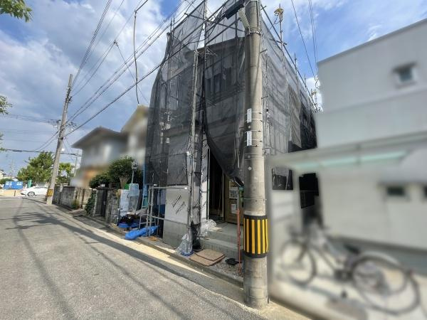 【前面道路含む現地写真】 | 低層の一戸建てを中心とした街並みが整然と続き、周辺は高い建物が建っていないので、採光や開放性に恵まれる環境です。