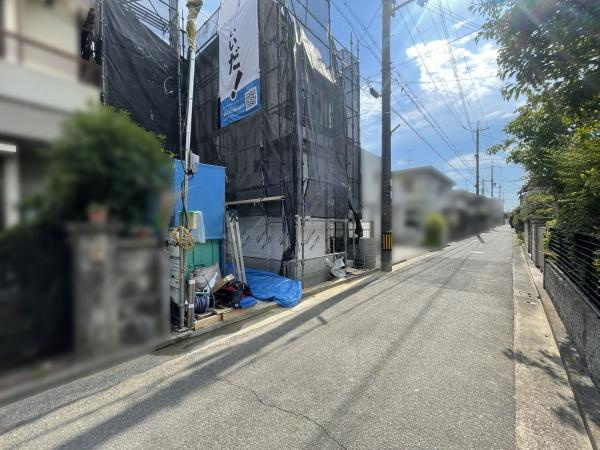 【前面道路含む現地写真】 | 前面道路は閑静な住宅地をはしる車通りの少ない道路。お車の出し入れが苦手なママや小さなお子様にも安心ですね。しっかり舗装もされているので、ベビーカーや自転車で通っても快適に通行できます。