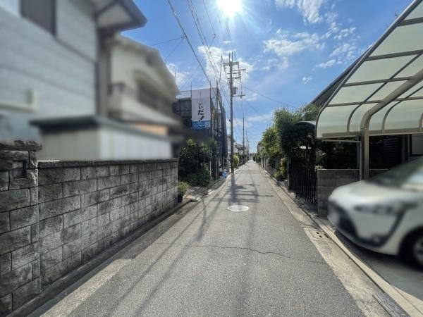 【前面道路含む現地写真】 | 全面道路：幅員約4ｍ！前面道路は交通量も少なく、安心してお住まい頂けます!