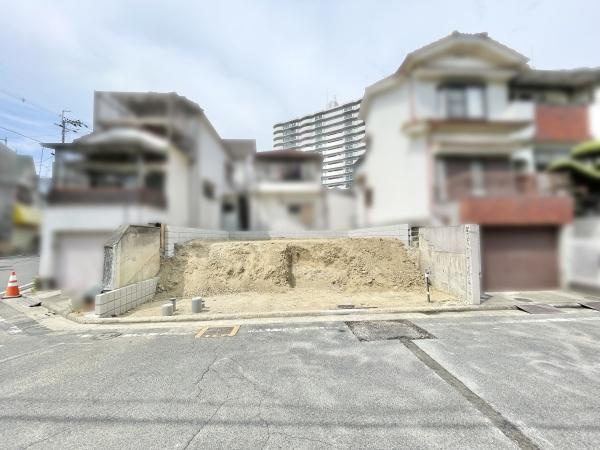 【前面道路含む現地写真】 | 前面道路は閑静な住宅地をはしる車通りの少ない道路。お車の出し入れが苦手なママや小さなお子様にも安心ですね。しっかり舗装もされているので、ベビーカーや自転車で通っても快適に通行できます。