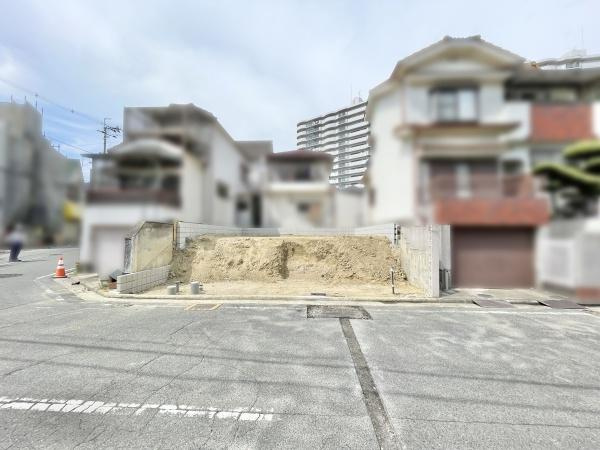 【前面道路含む現地写真】 | 全面道路：幅員約8ｍ！前面道路は交通量も少なく、安心してお住まい頂けます!