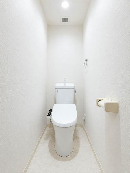 ライオンズマンション江田第５のトイレ|清潔感のあるトイレは、シンプルで使いやすい設計となっており、日々の暮らしに快適さと安心感をもたらします。