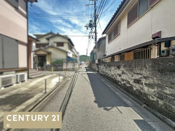 和歌山市和歌浦東３丁目　中古戸建の前面道路含む現地写真