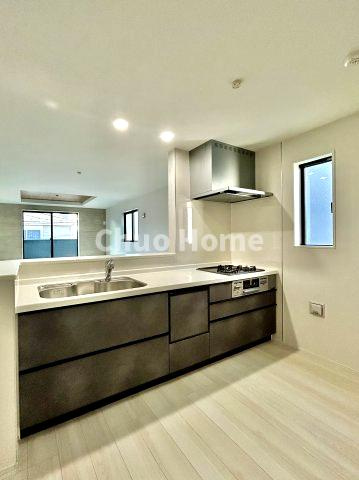 足立区大谷田5丁目新築分譲住宅のキッチン|ワイドで収納豊富なシステムキッチン