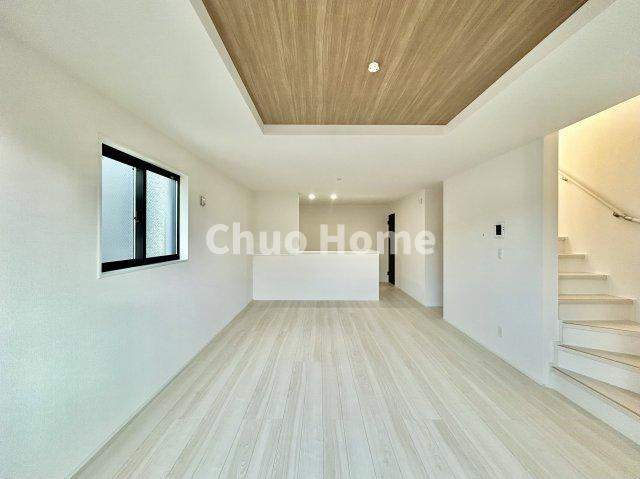 足立区大谷田5丁目新築分譲住宅のダイニング|【ダイニング】忙しい朝でも、しっかり家族が揃って食事をして頂けるゆとりある大きさのダイニングスペース。奥様が作る手料理をカウンター越しに受けとって頂き、テーブルで囲む素敵な時間を存分に愉しんで下さい。