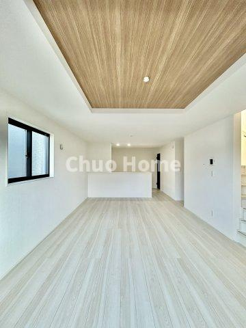 足立区大谷田5丁目新築分譲住宅の居間・リビング|【居間・リビング】「ＬＤＫは家族団らんをデザイン」広いＬＤＫでは家族が集まり一緒の時間を過ごせる工夫がされております。何気ない一日の当たり前のひとコマがいつか一生の宝物になります