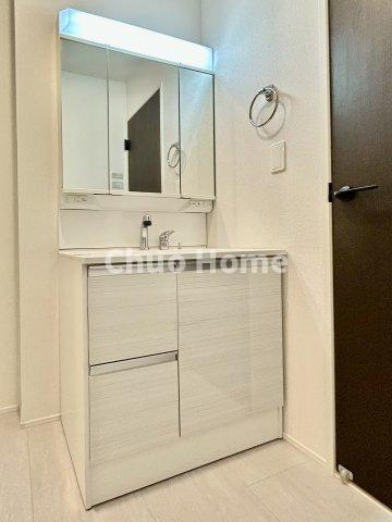 足立区大谷田5丁目新築分譲住宅の独立洗面台|【洗面化粧台】洗面化粧台には三面鏡を採用。身だしなみを整えやすい事はもちろんですが、鏡の後ろに収納スペースを設ける事により、散らかりやすい洗面スペースをすっきりさせる事が出来るのも嬉しいですね