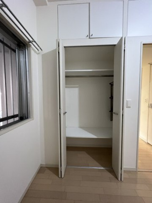 【収納】 | エステムコート南堀江Ⅱレアリス | 洋室にある収納！上部の棚の開閉に必要な脚立、あります！