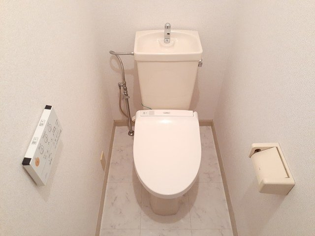 ファミール　Ｂのトイレ|落ち着いた色調のトイレです