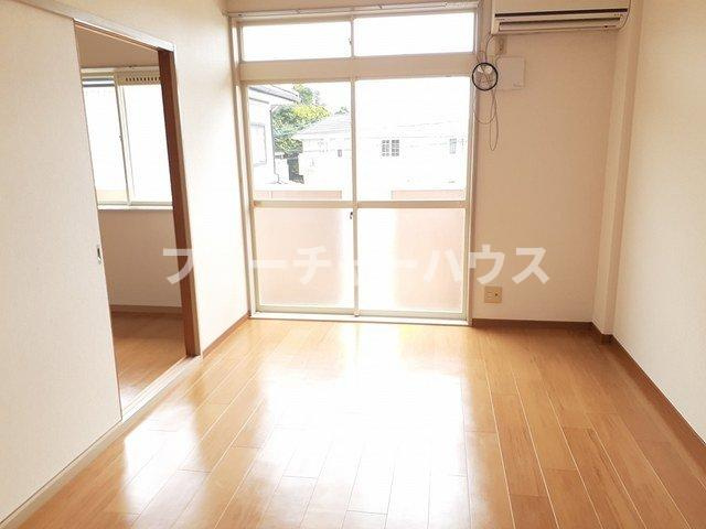エイブルーＩの居間・リビング|内装は落ち着いています