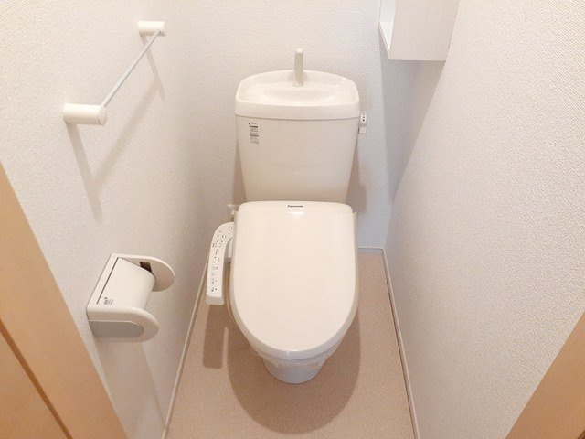 オーシャンヒルⅡのトイレ|落ち着いた色調のトイレです