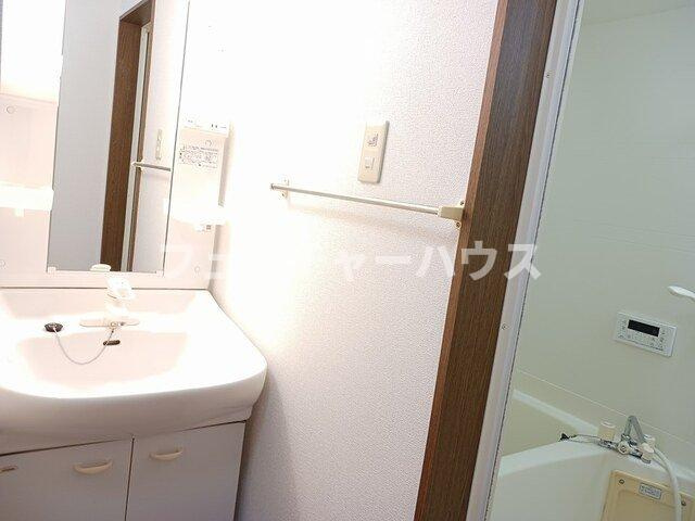 ヴィラフューゲルⅡの洗面所|ゆったりとスペースのある洗面所