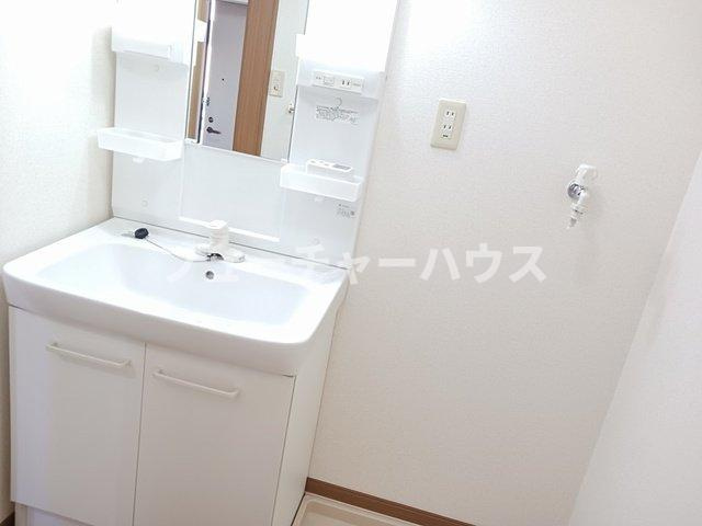 プラティークＡの洗面所|ゆったりとスペースのある洗面所
