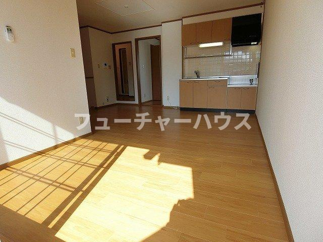 ヴィラフューゲルⅡの居間・リビング|こちらのリビングで趣味の時間をお楽しみください