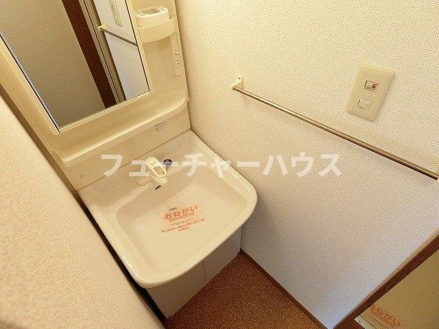 ヴィラフューゲルⅡの洗面所|明るい洗面所です